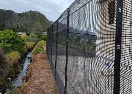 Powder Coated 3.5mm Anti Climb Fencing 358 Prison Mesh Security 2.4m Height